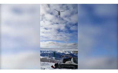 Elicottero trasporta neve in a per le piste da sci del Monte Bondone Superato il limite Il video