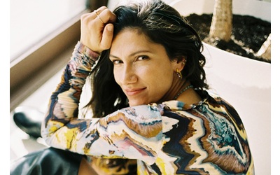 Elisa Ultimamente mi ero anche un po persa mi ero bloccata per una una crisi subdola Questo disco parla di cambiamento di trasformazione di dolore Sono stata pi sociopolitica del solito