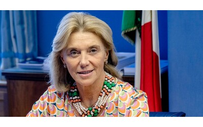 Elisabetta Belloni lascia la guida dei servizi segreti: via dal 15 gennaio. “Sarà funzionaria in Ue con von der Leyen”: lei smentisce