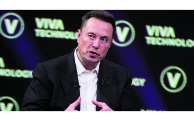 Elon Musk dorme in ufficio, a due passi da Donald Trump. Quando disse: “Se i dipendenti mi vedono lì danno il massimo”
