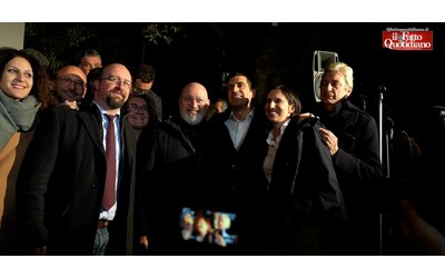 Emilia Romagna, la festa del centrosinistra con Schlein e Bonaccini. De Pascale: “Affluenza? Dato negativo, ora rinsaldare legame con gli elettori”