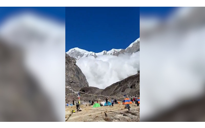 Enorme valanga sull’Annapurna: così la parete di neve si stacca e travolge il campo base – Le impressionanti immagini