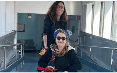 Enrica Bonaccorti ha un tumore, la foto in sedia a rotelle con la figlia: “Mi sono nascosta per 4 mesi. L’avevo detto, se mi succedesse come Eleonora Giorgi non sarei capace di affrontarla come lei”