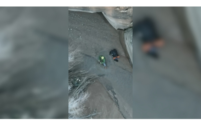 Escursionista resta bloccato nelle sabbie mobili il difficile salvataggio ripreso dal drone