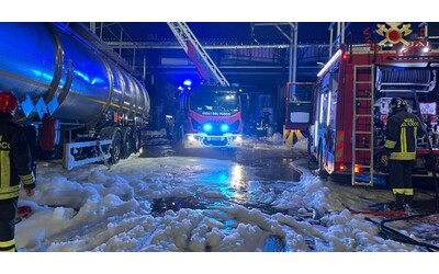 Esplode fusto in un’azienda di solventi: tre operai feriti. Sette squadre di vigili del fuoco per spegnere l’incendio a Rho