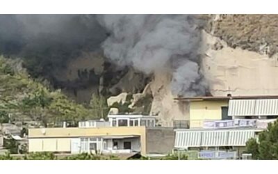 Esplode una fabbrica di fuochi d’artificio a Pianura: “Diversi feriti tra i soccorritori”