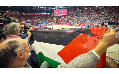 Espone bandiera palestinese al mach Milano – Tel Aviv per 10 secondi: 200 euro di multa al consigliere regionale
