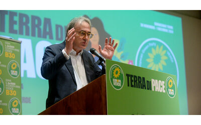 Europa Verde, Bonelli rieletto portavoce: “Per arrivare al governo serve unire l’opposizione. Obiettivo di Avs sfondare il 10%” | L’intervista