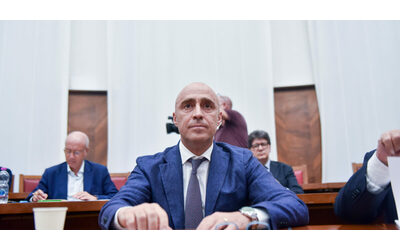 Ex Ilva, il sindaco di Taranto rifiuta l’accordo col governo: “Lacunoso e privo di garanzie, serve una legge speciale”