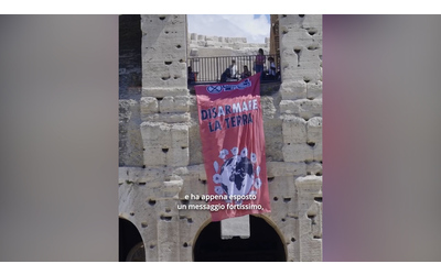 Extinction Rebellion al Colosseo con la frase di Papa Francesco “disarmare la Terra”: “Portati via dalla polizia”