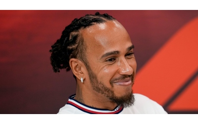 F1, la Ferrari accoglie Hamilton nel suo primo giorno a Maranello: “Non vedo l’ora di scoprire quale storia scriveremo insieme”
