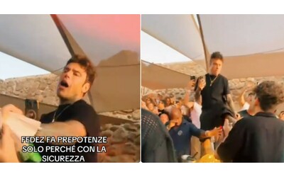 “Fa il prepotente solo perché è con la sicurezza”: Fedez infastidito tira un calcio verso il fan che lo riprende – VIDEO