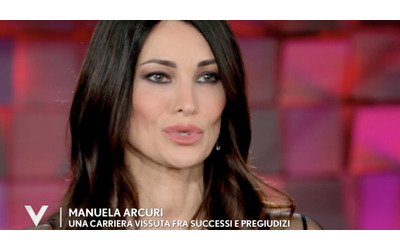 “Fammi vedere il seno, alzati la maglietta! Mi disse un regista durante un provino. Ero imbarazzata”: Manuela Arcuri vittima di molestie agli inizi della carriera