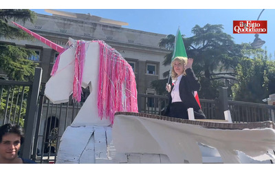 “Fanno la pace col riarmo, governo delle favole”: la protesta degli attivisti con una finta Meloni su un unicorno
