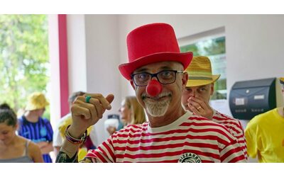 “Far ridere un bambino è commovente”: Angelo e la clown terapia, quando un naso rosso aiuta a vivere