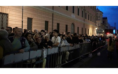 Fedeli, turisti e pure Meloni: in migliaia a San Pietro per l’omaggio a Papa Francesco