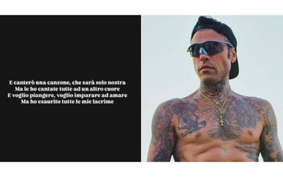 Fedez, i versi d’amore incuriosiscono i fan: “Canterò una canzone che sarà solo nostra, voglio imparare ad amare”. Una dedica a Chiara Ferragni?