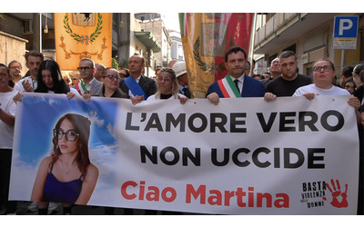 Femminicidio Martina Carbonara, in migliaia alla fiaccolata ad Afragola: “L’amore vero non uccide”