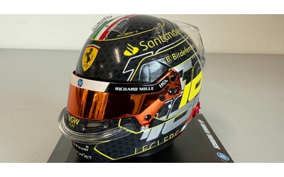Ferrari in scala 1:5, i caschi di Leclerc e Hamilton diventano da collezione