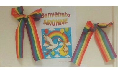 Fiocco arcobaleno per il figlio dell’assessora dem di Padova. Destra all’attacco: “Ideologia malsana”