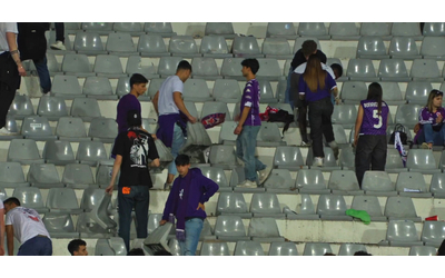 Fiorentina sconfitta in Conference League, i tifosi viola staccano i seggioli del Franchi e li portano via – Video