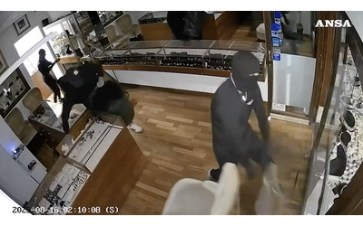 Firenze, maxi furto in una gioielleria in vicolo dei Cerchi: l’assalto ripreso dalle telecamere di sicurezza