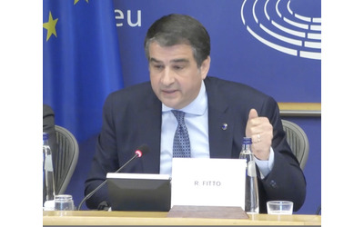 Fitto difende il riarmo e risponde alla piazza M5s: “Investire nella difesa è sviluppo, non vuol dire guerra”