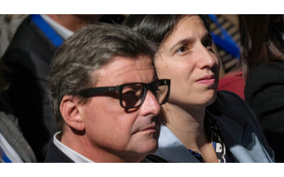 Flirt con Meloni, Schlein provoca Calenda: “Decida da che parte stare”. Lui: “Non andiamo dietro ai populisti”