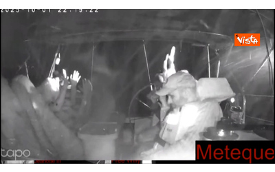 Flotilla abbordata, gli attivisti aspettano le forze israeliane sulle barche con le mani alzate – Video