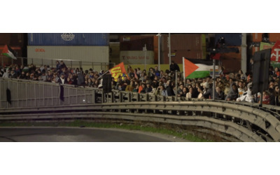 Flotilla, manifestanti invadono il raccordo autostradale a Napoli: il corteo bloccato all’ingresso del porto