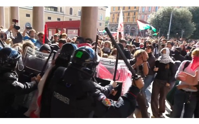 Flotilla, tensione a Bologna davanti alla stazione: la polizia respinge i manifestanti a manganellate – Video