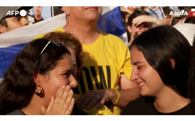 Folla a Tel Aviv per il rilascio degli ostaggi: centinaia di persone tra lacrime e applausi per la liberazione – Video