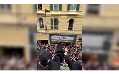 Folla di fan in delirio per Fedez e Masini l esibizione affacciati dal un balcone sul corso di Sanremo Video