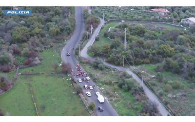 Follia nel Catanese organizzano corsa clandestina di cavalli in strada ma la polizia li scopre 15 denunciati Video