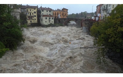 Forti piogge in Piemonte, è allerta rossa: la Dora Baltea fa paura nel centro di Ivrea – Video