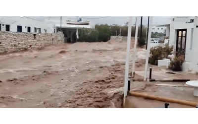 Forti piogge sulle Cicladi: allagate case e strade. La forza dell’acqua trascina via 40 veicoli
