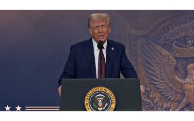 Forum di Davos, Trump alle aziende: “Producete in Usa o dovrete pagare i dazi”