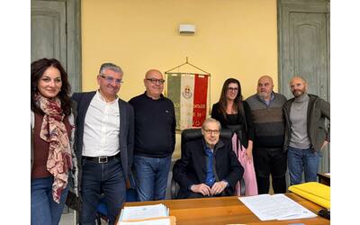 “Forza Vittorio”: Sgarbi torna dopo oltre 6 mesi a sedersi sulla poltrona di sindaco di Arpino, il ritorno in pubblico dopo la depressione