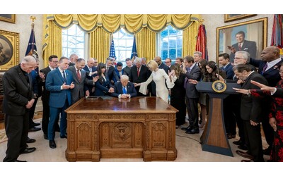 Foto da ‘Ultima Cena’ alla Casa Bianca, Trump inaugura l’ufficio della Fede. Lo guiderà Paula White, predicatrice che dice di aver visto Dio