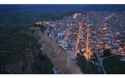Frana a Niscemi cede il terreno e pezzi di edifici cadono nel vuoto il video dal drone