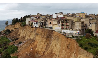 Frana a Niscemi crolla il terreno in presa diretta nel video il fronte di quattro chilometri
