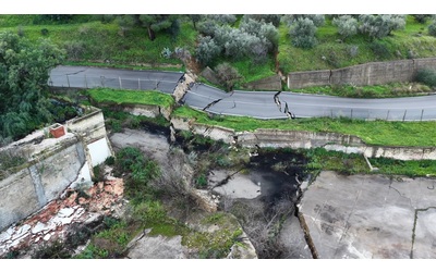 Frana a Niscemi spaccata in pi punti la strada che porta a Gela il video dal drone