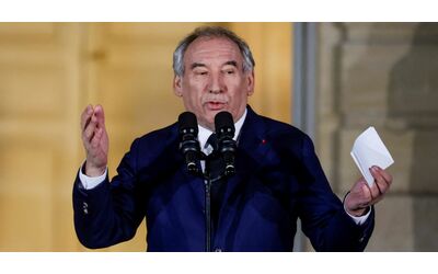 Francia, Bayrou fa passare la legge di Bilancio senza voto del Parlamento. E i Socialisti lo appoggiano: no alla sfiducia
