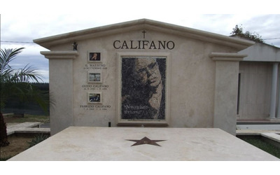 Franco Califano, profanata la tomba del cantautore. L’appello degli amici e della famiglia: “È stato rubato l’autografo in bronzo, restituitelo”