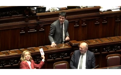 Fratoianni regala cartoline di “auguri di pace” a Meloni: “Ogni spesa in più per le armi cancella un diritto” – Video
