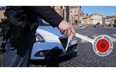 Fuggono con lo scooter dalla polizia ma si schiantano contro un’auto: due giovani feriti nel Ragusano, 15enne in gravi condizioni