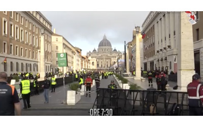 Funerale Papa Francesco, così Piazza San Pietro si è riempita di fedeli fin dalle prime ore del mattino: il video