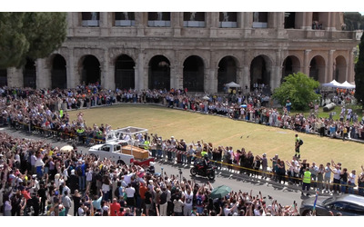 Funerale Papa Francesco, il passaggio del corteo funebre davanti al Colosseo: l’applauso della folla