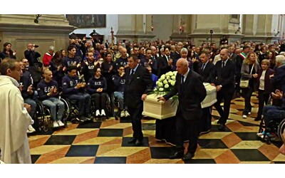Funerali Alex Zanardi, l’ingresso in chiesa del feretro e gli applausi dei presenti