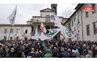 Funerali di Bossi la base leghista si raduna a Pontida per omaggiare il Senatur Noi padani veri i traditori sono al ministero Il videoracconto